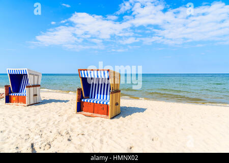 Korbsessel am Strand von Jurata an sonnigen Sommertag, Halbinsel Hel, Ostsee, Polen Stockfoto