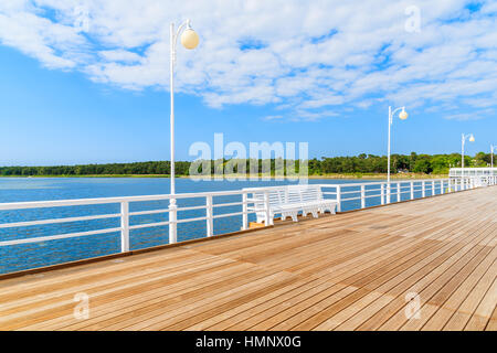 Ansicht von Jurata Pier im sonnigen Sommertag, Ostsee, Polen Stockfoto