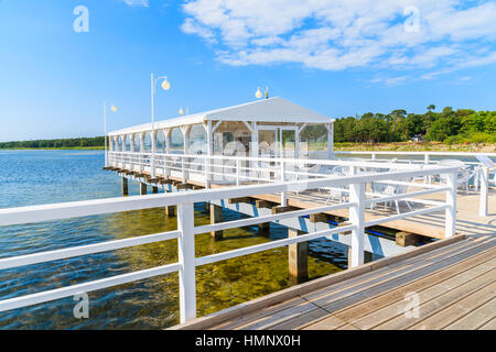 Cafe-Bar am Pier in Jurata an sonnigen Sommertag, Ostsee, Polen Stockfoto