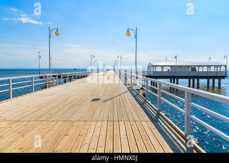 Ansicht von Jurata Pier im sonnigen Sommertag, Ostsee, Polen Stockfoto