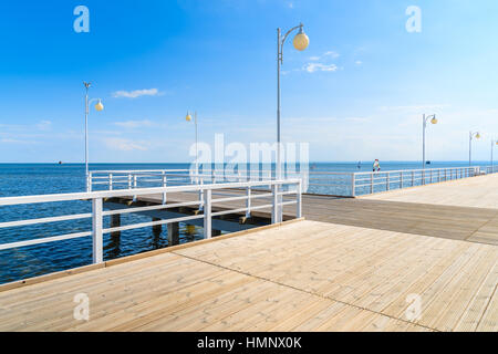 Ansicht von Jurata Pier im sonnigen Sommertag, Ostsee, Polen Stockfoto