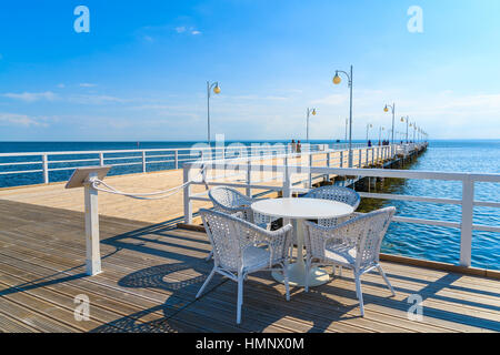 Tisch mit Stühlen der Café-Bar am Pier in Jurata an sonnigen Sommertag, Ostsee, Polen Stockfoto