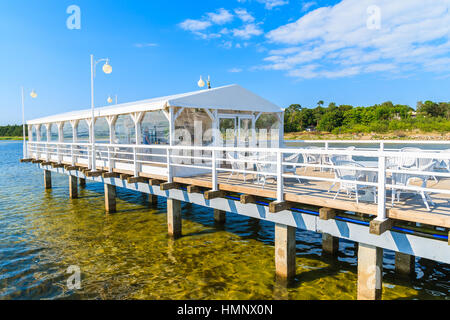 Cafe-Bar am Pier in Jurata an sonnigen Sommertag, Ostsee, Polen Stockfoto