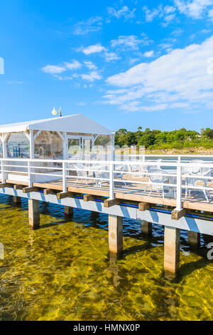 Cafe-Bar am Pier in Jurata an sonnigen Sommertag, Ostsee, Polen Stockfoto