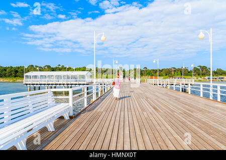 Ansicht von Jurata Pier im sonnigen Sommertag, Ostsee, Polen Stockfoto