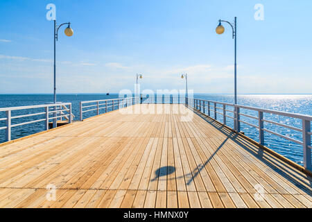 Ansicht von Jurata Pier im sonnigen Sommertag, Ostsee, Polen Stockfoto