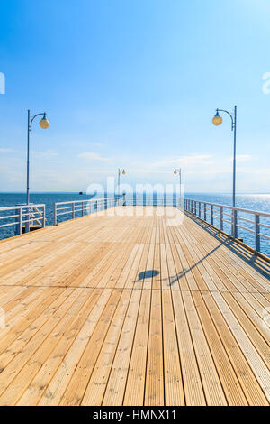 Ansicht von Jurata Pier im sonnigen Sommertag, Ostsee, Polen Stockfoto