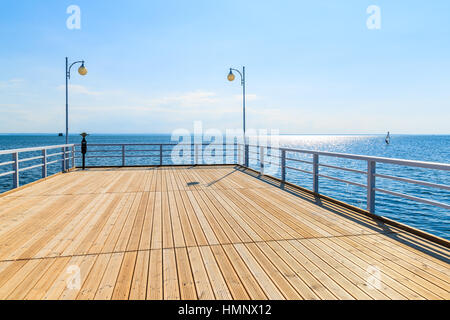 Ansicht von Jurata Pier im sonnigen Sommertag, Ostsee, Polen Stockfoto