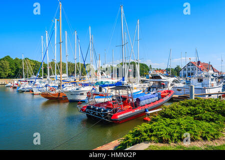 Hafen von LEBA, Polen - 21. Juni 2016: Segelboote, Liegeplatz im kleinen Hafen in Leba an der Küste des baltischen Meeres, Polen. Stockfoto