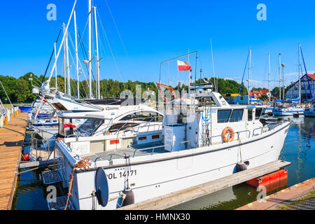 Hafen von LEBA, Polen - 21. Juni 2016: Angelboote/Fischerboote festmachen im kleinen Hafen in Leba an der Küste des baltischen Meeres, Polen. Stockfoto