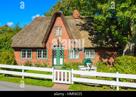 Typische roten Backstein friesischen Haus mit Stroh Dach in Keitum Dorf auf der Insel Sylt, Deutschland Stockfoto