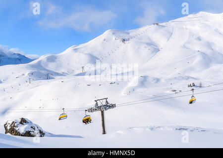 Blick auf Sesselbahnen und wunderschöne Winterlandschaft im Skigebiet Obertauern, Österreich Stockfoto