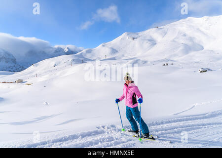 Junge Frau Skifahrer stehen auf Piste in Obertauern, Österreich Stockfoto