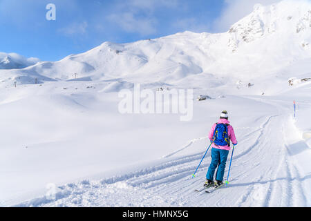 Junge Frau Skifahren auf der Piste in Obertauern, Österreich Stockfoto