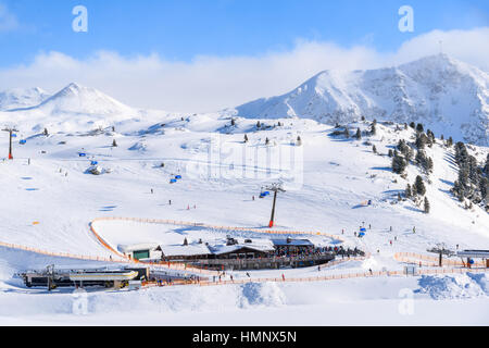 Blick auf Sesselbahnen und wunderschöne Winterlandschaft im Skigebiet Obertauern, Österreich Stockfoto