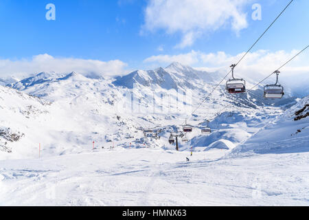 Blick auf Sesselbahnen und wunderschöne Winterlandschaft im Skigebiet Obertauern, Österreich Stockfoto