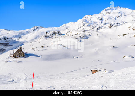 Blick auf Berge und Skipisten in Obertauern, Österreich Stockfoto