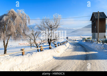 Winterdienst im frühen Morgennebel in Mauterndorf Dorf, Salzburger Land, Österreich Stockfoto