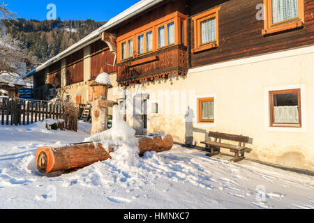 Gefrorenes Wasser der alten gut in Mauterndorf Dorf, Salzburger Land, Österreich Stockfoto