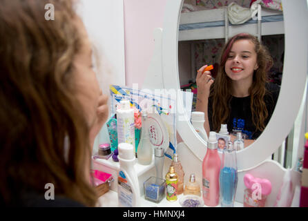 10 Jahre altes Mädchen Make-up anziehen Stockfoto