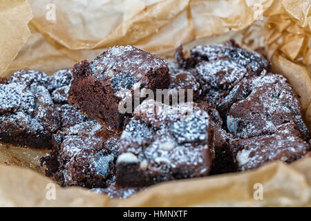 Leckere frisch gebackene hausgemachte Kekse und Creme Brownies. Selektiven Fokus auf der Oberseite brownie Stockfoto