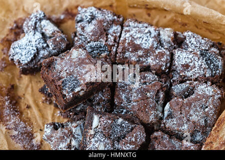 Leckere frisch gebackene hausgemachte Kekse und Creme Brownies. Selektiven Fokus auf der Oberseite brownie Stockfoto