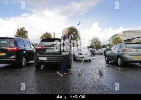 BREXIT & GRENZE. Bridie Racey aus Carrickmacross, County Monaghan in Irland mit ihrem Trolley im Kais Shopping Centre in Newry, Nordirland. Foto/Paul McErlane Stockfoto