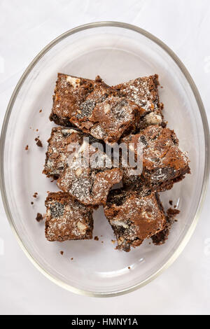 Leckere frisch gebackene hausgemachte Kekse und Creme Brownies. Stockfoto