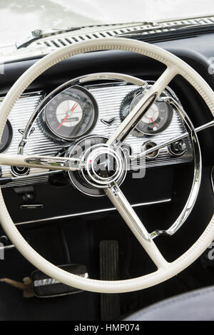 1958 Ford Thunderbird Innenraum, Lenkrad und Armaturenbrett Stockfoto