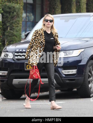 Emma Roberts Sport ein riesiger Ring an ihrem Finger Betankung Gerüchte, dass ihr und auf wieder ein-und wieder Freund Evan Peters engagieren. Sie war auf dem Weg aus der französischen Mode-Boutique APC Beverly Hills mit entdeckt: Emma Roberts wo: Los Angeles, California, Vereinigte Staaten von Amerika wenn: 4. Januar 2017 Credit: WENN.com Stockfoto