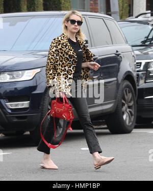 Emma Roberts Sport ein riesiger Ring an ihrem Finger Betankung Gerüchte, dass ihr und auf wieder ein-und wieder Freund Evan Peters engagieren. Sie war auf dem Weg aus der französischen Mode-Boutique APC Beverly Hills mit entdeckt: Emma Roberts wo: Los Angeles, California, Vereinigte Staaten von Amerika wenn: 4. Januar 2017 Credit: WENN.com Stockfoto