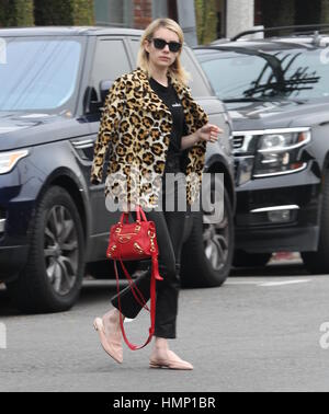 Emma Roberts Sport ein riesiger Ring an ihrem Finger Betankung Gerüchte, dass ihr und auf wieder ein-und wieder Freund Evan Peters engagieren. Sie war auf dem Weg aus der französischen Mode-Boutique APC Beverly Hills mit entdeckt: Emma Roberts wo: Los Angeles, California, Vereinigte Staaten von Amerika wenn: 4. Januar 2017 Credit: WENN.com Stockfoto