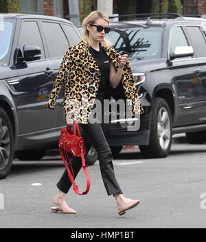 Emma Roberts Sport ein riesiger Ring an ihrem Finger Betankung Gerüchte, dass ihr und auf wieder ein-und wieder Freund Evan Peters engagieren. Sie war auf dem Weg aus der französischen Mode-Boutique APC Beverly Hills mit entdeckt: Emma Roberts wo: Los Angeles, California, Vereinigte Staaten von Amerika wenn: 4. Januar 2017 Credit: WENN.com Stockfoto