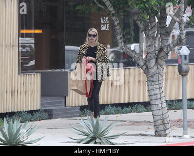 Emma Roberts Sport ein riesiger Ring an ihrem Finger Betankung Gerüchte, dass ihr und auf wieder ein-und wieder Freund Evan Peters engagieren. Sie war auf dem Weg aus der französischen Mode-Boutique APC Beverly Hills mit entdeckt: Emma Roberts wo: Los Angeles, California, Vereinigte Staaten von Amerika wenn: 4. Januar 2017 Credit: WENN.com Stockfoto