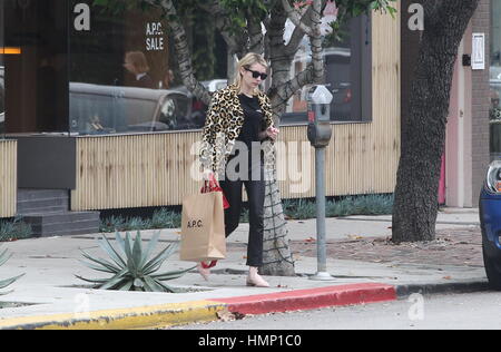 Emma Roberts Sport ein riesiger Ring an ihrem Finger Betankung Gerüchte, dass ihr und auf wieder ein-und wieder Freund Evan Peters engagieren. Sie war auf dem Weg aus der französischen Mode-Boutique APC Beverly Hills mit entdeckt: Emma Roberts wo: Los Angeles, California, Vereinigte Staaten von Amerika wenn: 4. Januar 2017 Credit: WENN.com Stockfoto