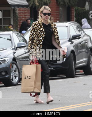 Emma Roberts Sport ein riesiger Ring an ihrem Finger Betankung Gerüchte, dass ihr und auf wieder ein-und wieder Freund Evan Peters engagieren. Sie war auf dem Weg aus der französischen Mode-Boutique APC Beverly Hills mit entdeckt: Emma Roberts wo: Los Angeles, California, Vereinigte Staaten von Amerika wenn: 4. Januar 2017 Credit: WENN.com Stockfoto