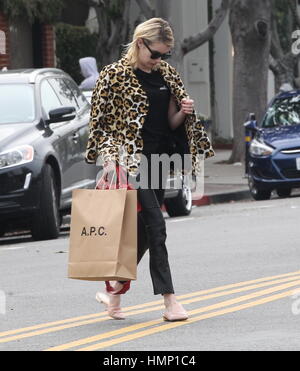 Emma Roberts Sport ein riesiger Ring an ihrem Finger Betankung Gerüchte, dass ihr und auf wieder ein-und wieder Freund Evan Peters engagieren. Sie war auf dem Weg aus der französischen Mode-Boutique APC Beverly Hills mit entdeckt: Emma Roberts wo: Los Angeles, California, Vereinigte Staaten von Amerika wenn: 4. Januar 2017 Credit: WENN.com Stockfoto