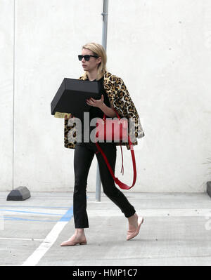 Emma Roberts Sport ein riesiger Ring an ihrem Finger Betankung Gerüchte, dass ihr und auf wieder ein-und wieder Freund Evan Peters engagieren. Sie war auf dem Weg aus der französischen Mode-Boutique APC Beverly Hills mit entdeckt: Emma Roberts wo: Los Angeles, California, Vereinigte Staaten von Amerika wenn: 4. Januar 2017 Credit: WENN.com Stockfoto