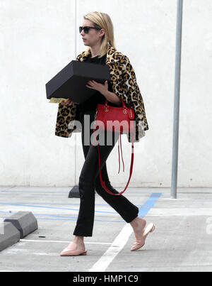 Emma Roberts Sport ein riesiger Ring an ihrem Finger Betankung Gerüchte, dass ihr und auf wieder ein-und wieder Freund Evan Peters engagieren. Sie war auf dem Weg aus der französischen Mode-Boutique APC Beverly Hills mit entdeckt: Emma Roberts wo: Los Angeles, California, Vereinigte Staaten von Amerika wenn: 4. Januar 2017 Credit: WENN.com Stockfoto
