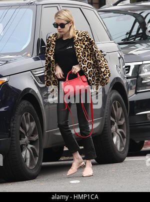 Emma Roberts Sport ein riesiger Ring an ihrem Finger Betankung Gerüchte, dass ihr und auf wieder ein-und wieder Freund Evan Peters engagieren. Sie war auf dem Weg aus der französischen Mode-Boutique APC Beverly Hills mit entdeckt: Emma Roberts wo: Los Angeles, California, Vereinigte Staaten von Amerika wenn: 4. Januar 2017 Credit: WENN.com Stockfoto