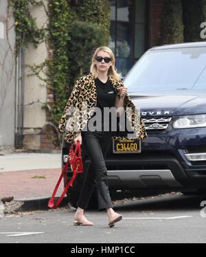 Emma Roberts Sport ein riesiger Ring an ihrem Finger Betankung Gerüchte, dass ihr und auf wieder ein-und wieder Freund Evan Peters engagieren. Sie war auf dem Weg aus der französischen Mode-Boutique APC Beverly Hills mit entdeckt: Emma Roberts wo: Los Angeles, California, Vereinigte Staaten von Amerika wenn: 4. Januar 2017 Credit: WENN.com Stockfoto