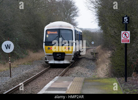 Chiltern Railways verlassen Claverdon Bahnhof, Warwickshire, England, UK Stockfoto