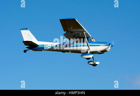 Cessna 152 nähert sich Wellesbourne Flugplatz, Warwickshire, UK (G-HART) Stockfoto