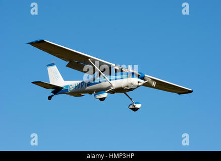 Cessna 152 nähert sich Wellesbourne Flugplatz, Warwickshire, UK (G-HART) Stockfoto