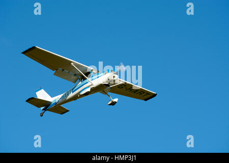 Cessna 152 nähert sich Wellesbourne Flugplatz, Warwickshire, UK (G-HART) Stockfoto