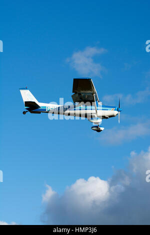 Cessna 152 nähert sich Wellesbourne Flugplatz, Warwickshire, UK (G-HART) Stockfoto