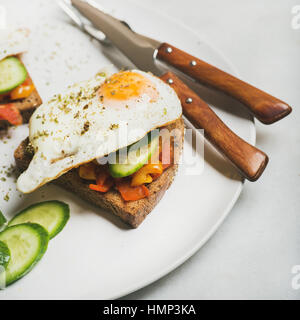 Frühstück Toast mit Spiegeleiern, Gemüse. quadratische Ernte Stockfoto