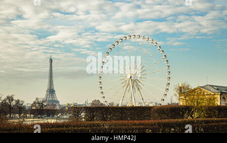 Das Riesenrad und den Eiffelturm in Paris, Frankreich Stockfoto