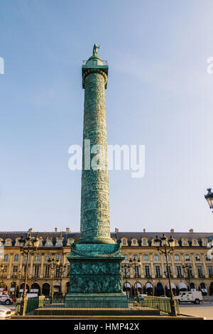 PARIS, Frankreich - ca. Dezember 2016: Blick auf den Place Vendôme und die zugehörige Spalte, auf dessen Spitze eine Statue von Napoleon ist. Stockfoto