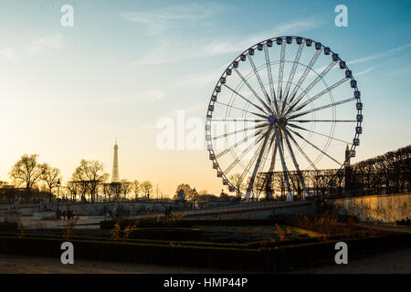 Das Riesenrad und den Eiffelturm in Paris, Frankreich Stockfoto